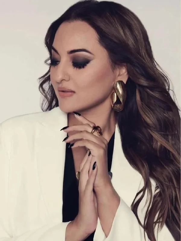 Classic hoop earrings with a thin profile for a sleek and subtle style-Hoop earrings for daily wear-Sonakshi Sinha In Gold Stylist Jaguar Ring